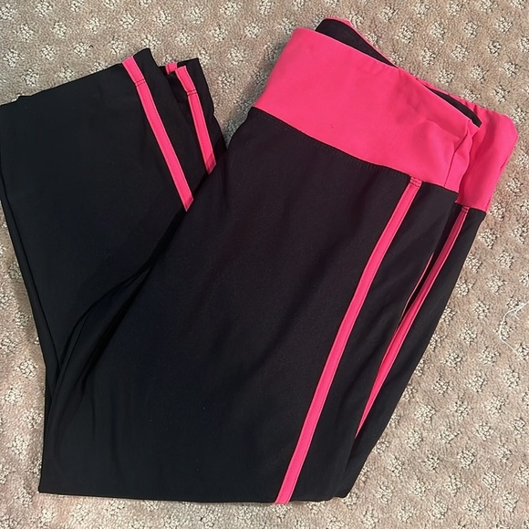 Steve Madden Pants - Steve Madden Black & Pink Athletic
Crop Pant